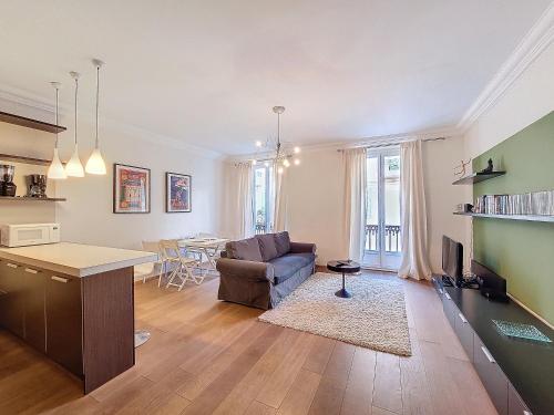 un salon avec un canapé et une table dans l'établissement Nestor&Jeeves - CALIFORNIA - Central - Very close sea, à Nice