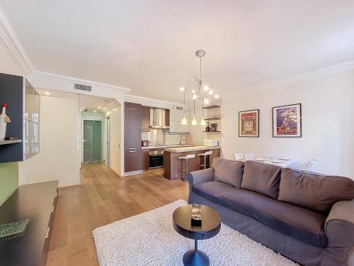 un salon avec un canapé et une cuisine dans l'établissement Nestor&Jeeves - CALIFORNIA - Central - Very close sea, à Nice