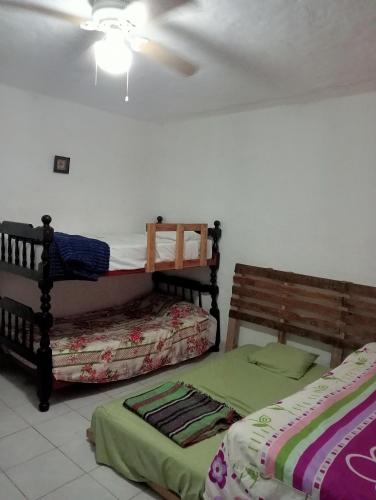 two bunk beds in a room with a ceiling at Casa tranquila, céntrica para familias grandes -10 personas- in Ciudad Victoria
