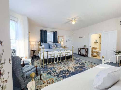 Ένα ή περισσότερα κρεβάτια σε δωμάτιο στο Victorian Inn Bed And Breakfast
