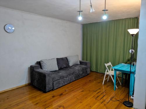 una sala de estar con un sofá y una mesa en Eco loft, en Bishkek