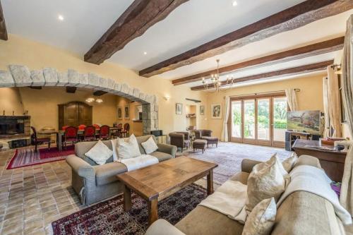 un salon avec des canapés et une table dans l'établissement 7 bedrooms Villa in St Paul de Vence with 5000sqm, à Vence