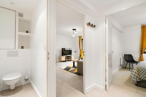 - une salle de bains blanche avec toilettes et une chambre dans l'établissement Suite Matisse FSHH - Generale, à Nice