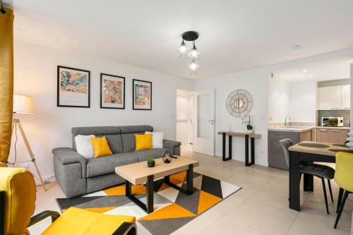 un salon avec un canapé et une table dans l'établissement Suite Matisse FSHH - Generale, à Nice