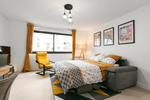 une chambre avec un lit et une chaise dans l'établissement Suite Matisse FSHH - Generale, à Nice