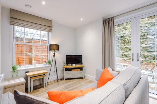 Stony MiddletonにあるRock Mill - Superior Apartment with Private Patioのソファとテレビのあるリビングルーム