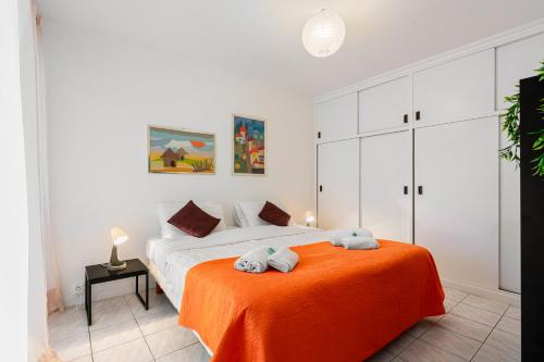 une chambre avec un lit avec deux serviettes dessus dans l'établissement Suite Prestige FSHH, à Nice