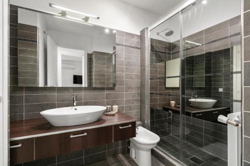 une salle de bain avec un lavabo, des toilettes et un miroir dans l'établissement Suite Prestige FSHH, à Nice