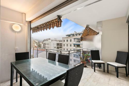 d'une table à manger et de chaises sur un balcon avec vue. dans l'établissement Suite Prestige FSHH, à Nice