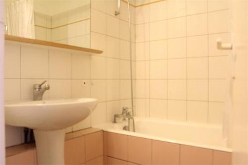 une salle de bain avec un lavabo et une baignoire et un lavabo dans l'établissement Appt Studio cabine LA ROCHELLE - LR190-201, à La Rochelle