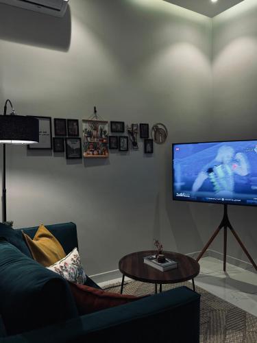 a living room with a couch and a flat screen tv at استوديو بمدخل خاص حي النرجس in Riyadh