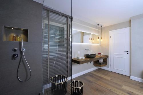 a bathroom with a shower with a sink and a toilet at Bahnhofstraße 22B in Keitum