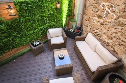 d'une terrasse avec un canapé, des chaises et une table. dans l'établissement Renovated 3 bedrooms with patio - heart of Cannes, à Cannes
