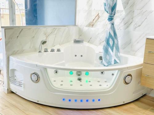 La salle de bains est pourvue d'une baignoire et d'un lavabo. dans l'établissement Superbe Appartement ,Terrasse avec climatisation et parking payants, à Bagneux