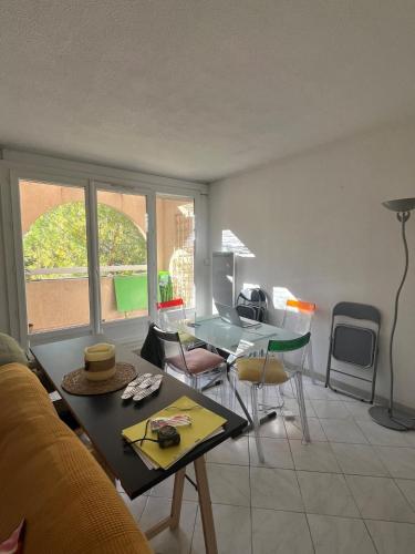 un salon avec un canapé et une table dans l'établissement Appt Lumineux, Terrasse Parking privé, à Montpellier