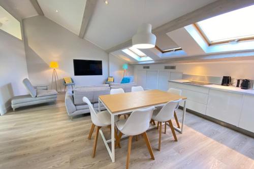 une cuisine et une salle à manger avec une table et des chaises dans l'établissement Modern & bright 4-room apartment in Cannes Banane, à Cannes