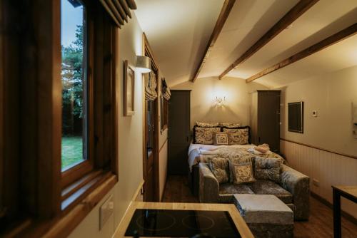 Postel nebo postele na pokoji v ubytování Snowdrop Lodge
