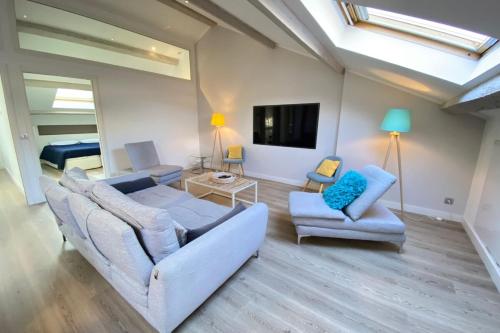 un salon avec deux canapés et une télévision dans l'établissement Modern & bright 4-room apartment in Cannes Banane, à Cannes