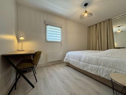 une chambre avec un lit, un bureau et une fenêtre dans l'établissement Appt 2 pièces LA ROCHELLE - LR150-217, à La Rochelle
