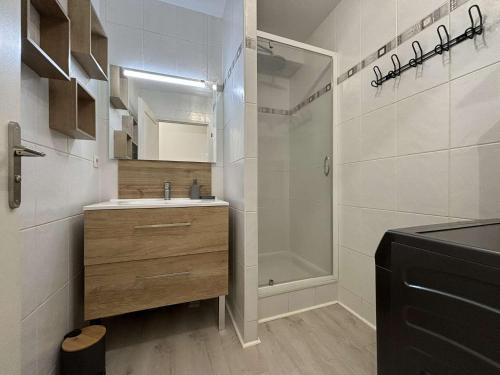 une salle de bain blanche avec un lavabo et une douche dans l'établissement Appt 2 pièces LA ROCHELLE - LR150-217, à La Rochelle
