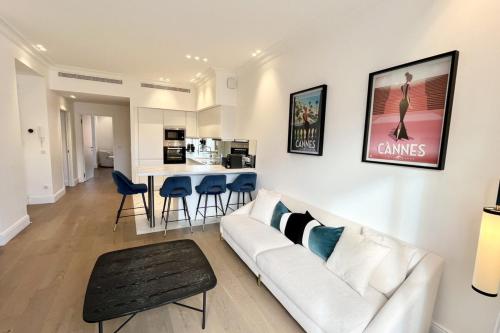 - un salon avec un canapé blanc et des fauteuils bleus dans l'établissement Luxurious 4 bedrooms 1min beaches & 3min Palais, à Cannes