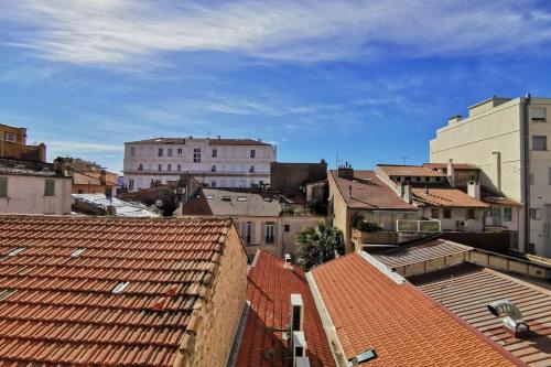 - une vue sur une ville avec des toits et des bâtiments dans l'établissement Nice 2 bedrooms Meynadier at 2 min BeachPalais, à Cannes