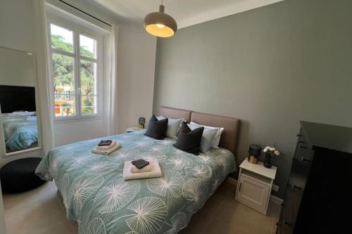 une chambre avec un lit avec deux serviettes dessus dans l'établissement Nice 2 bedrooms Meynadier at 2 min BeachPalais, à Cannes