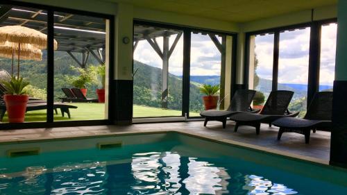 una piscina in una casa con vista sulle montagne di Etoile des neiges a Ventron