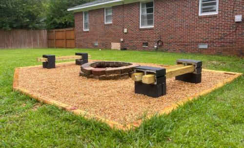 Un patio trasero con una fogata en el césped. en Family-friendly Decatur Oasis, en Decatur