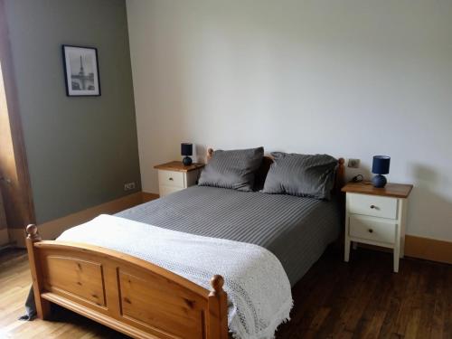 une chambre avec un lit et deux tables de nuit dans l'établissement VILLA Douce Loue, à Ornans