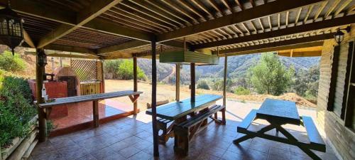 Nespecifikovaný výhled na hory nebo výhled na hory při pohledu z prázdninového domu