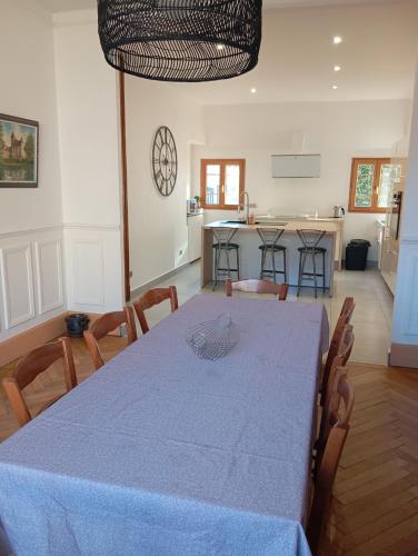 Кухня или мини-кухня в VILLA Douce Loue
