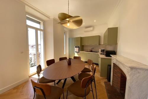 une cuisine et une salle à manger avec une table et des chaises dans l'établissement New apartment in Forville with balcony, à Cannes