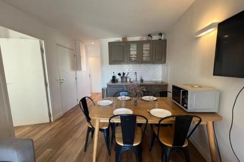une cuisine et une salle à manger avec une table et des chaises dans l'établissement Beautiful 3 bedrooms in Cannes, à Cannes