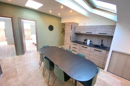 - une table à manger et des chaises dans la cuisine dans l'établissement Brand new 4 bedrooms 4 bathrooms Heart of Cannes, à Cannes