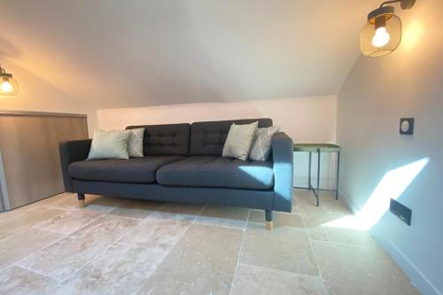 un canapé bleu dans un salon avec une table dans l'établissement Brand new 4 bedrooms 4 bathrooms Heart of Cannes, à Cannes