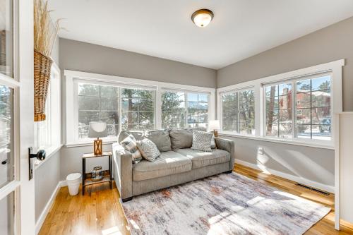 Ruang duduk di Steps to Estes Lake Mtn-View Hideaway with Hot Tub!