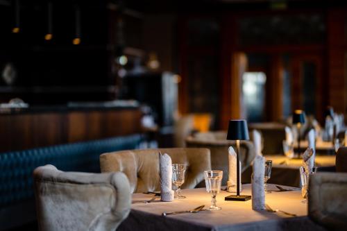a table with wine glasses and napkins on it at Hotel Alhar in Lubliniec