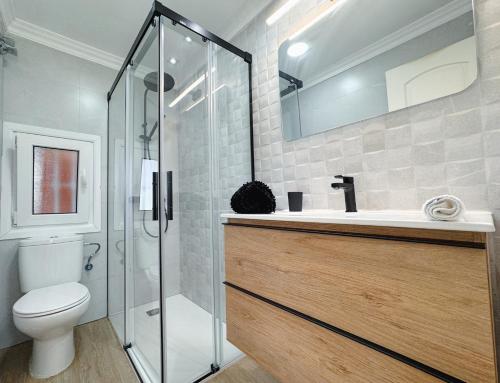 ein Badezimmer mit Toilette und Glasdusche in der Unterkunft Coraline by Midelisa in Oliva