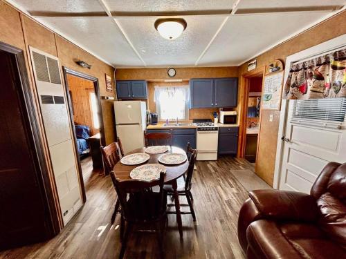 Kuchyň nebo kuchyňský kout v ubytování Lake Breeze Loons Landing Resort Cabin 4