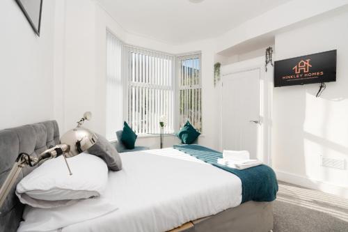 Katil atau katil-katil dalam bilik di Modern 6bedroomall ensuite in Birkenhead Free Parking and Wifi