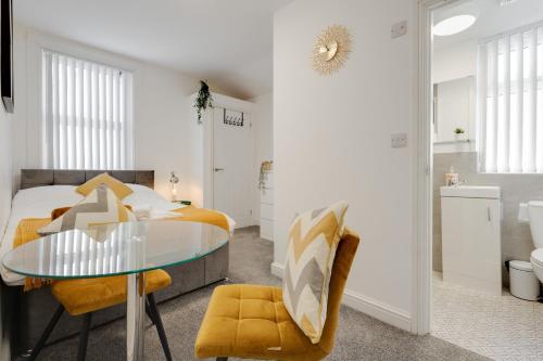 Ruang duduk di Modern 6bedroomall ensuite in Birkenhead Free Parking and Wifi