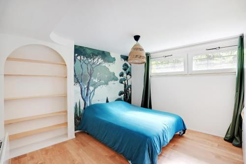 une chambre avec un lit et un tableau au mur dans l'établissement Appartement équipé - Parking - Proche commerces, à Rosny-sous-Bois