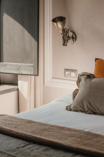 a bedroom with a bed with a light on the wall at El Niu de Martinet in Martinet