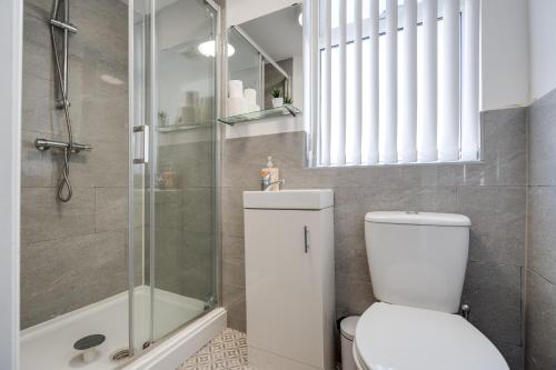 Bilik mandi di Modern 6bedroomall ensuite in Birkenhead Free Parking and Wifi