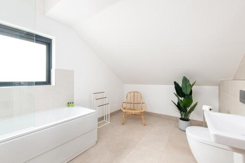 a bathroom with a tub and a toilet and a sink at Minety Lake 64 ML64 Lower Mill Estate Cotswolds in Somerford Keynes