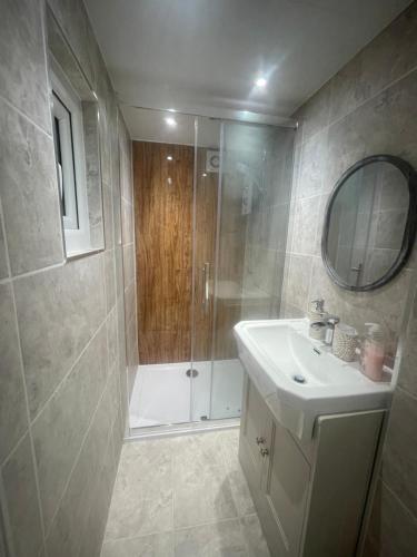 un bagno con doccia e lavandino di New luxurious and spacious guest suite in Banstead a Banstead