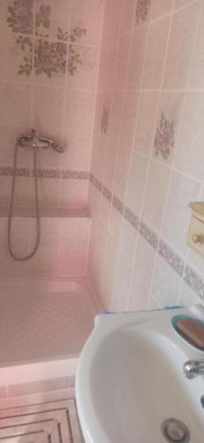 une salle de bain avec une baignoire, des toilettes et un lavabo dans l'établissement La campagne, à Montgivray