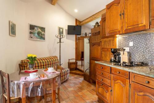 une cuisine avec une table et une salle à manger dans l'établissement Gîte Location 2/4 personnes à Palhères, à Villefort