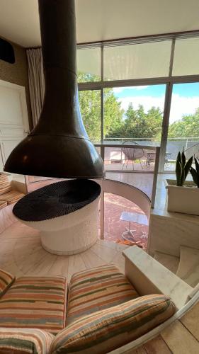 - un salon avec une grande cheminée et un canapé dans l'établissement Le Seventies, à Bouzigues